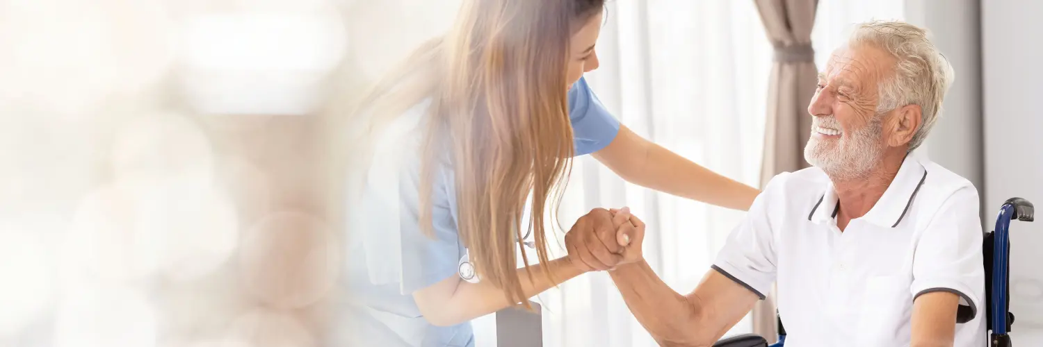 Webbanner Mann wird zu Hause von einer privaten asiatischen Krankenschwester betreut
